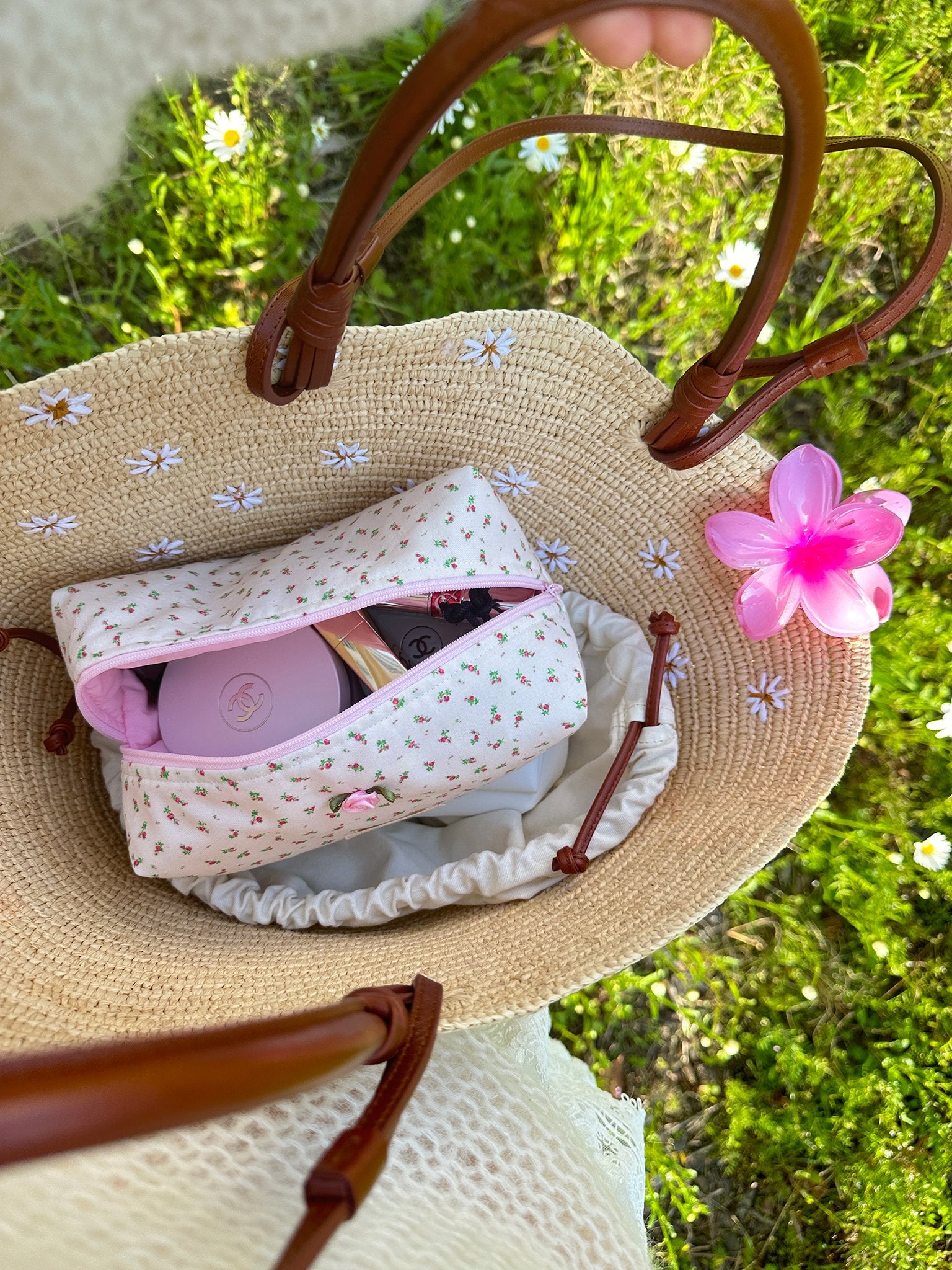 Packed in a straw bag, perfect for a clean girl picnic – Flumie