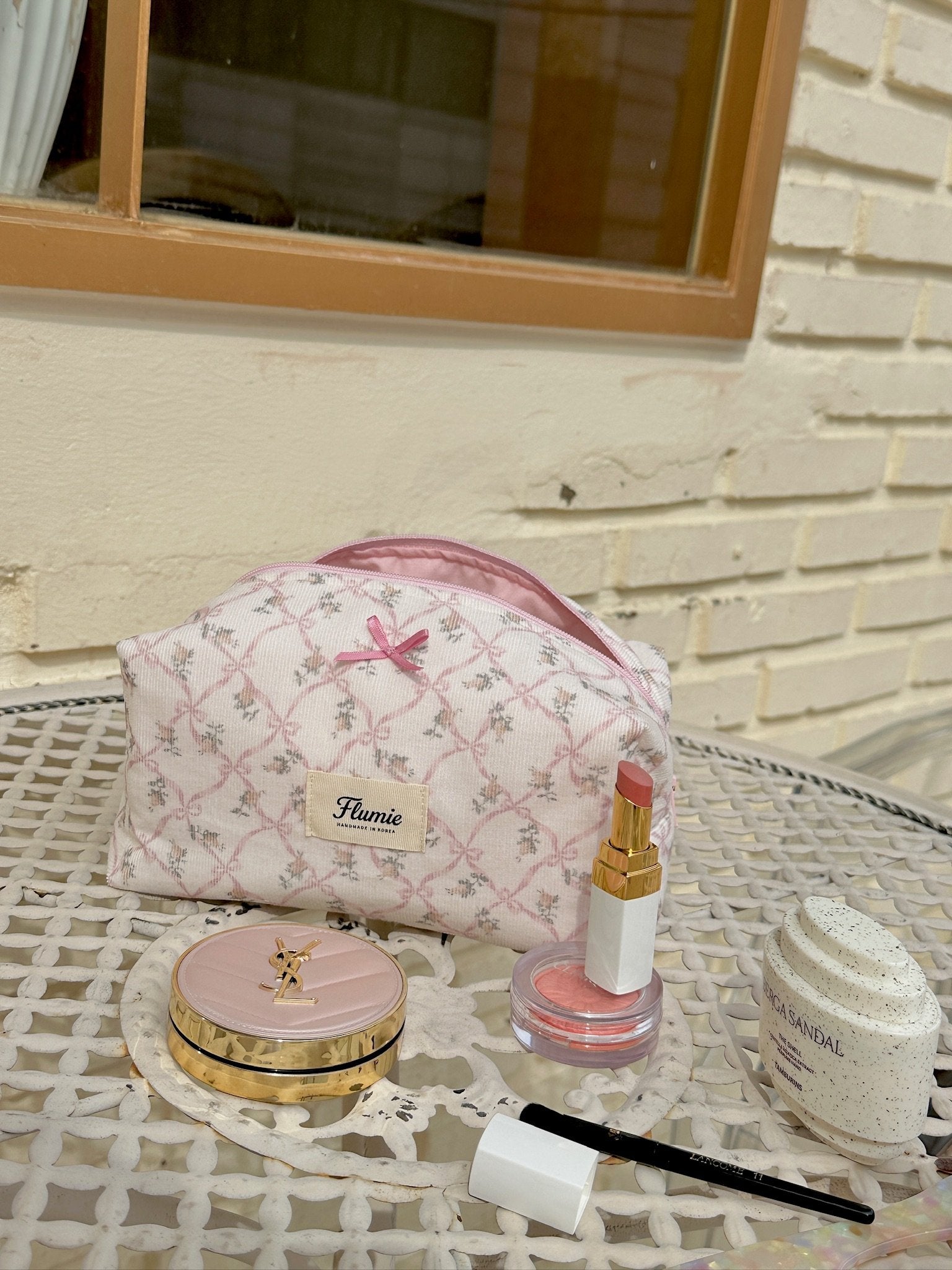 Delicate ribbon patterns on pastel ribbed give a lovely and calming impression